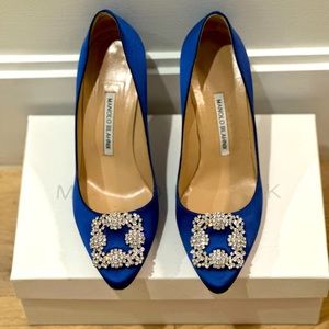 Manolo Blahnik 38.5 Blue Satin Hangisi